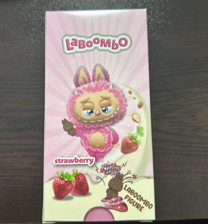 ЛАБУБУ ФИГУРКА МЛЕЧЕН ШОКОЛАД С ЯГОДА / РОЗОВ /