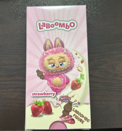 ЛАБУБУ ФИГУРКА МЛЕЧЕН ШОКОЛАД С ЯГОДА / РОЗОВ /