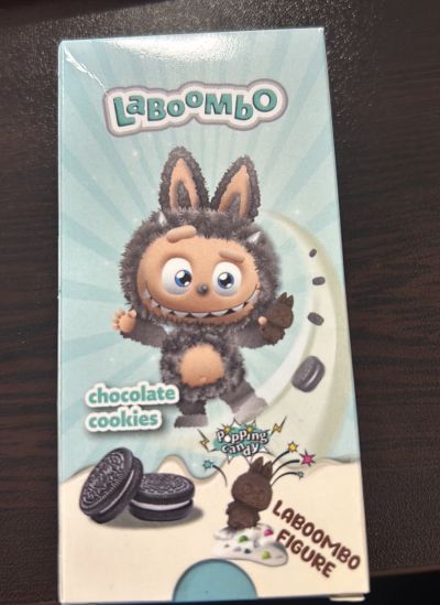 ЛАБУБУ ФИГУРКА МЛЕЧЕН ШОКОЛАД С БИСКВИТКИ / СВЕТЛО СИН /