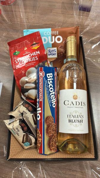 ПОДАРЪЧНА КОШНИЦА С БУТИЛКА ВИНО И ЛАКОМСТВА