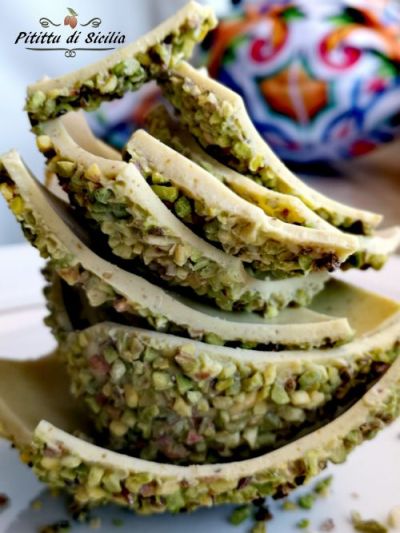 ЩРАУСОВО ЯЙЦЕ СЪС ИЗНЕНАДА ЗА ВЕЛИКДЕН С БЯЛ ШОКОЛАД ШАМ ФЪСТЪК И БАДЕМИ 320 ГР