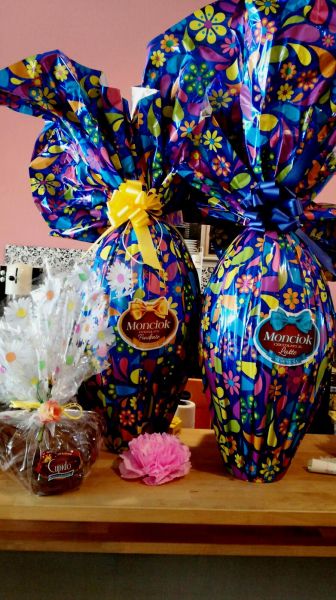 ЩРАУСОВО ЯЙЦЕ ТОДАВИДА С МЛЕЧЕН ШОКОЛАД И ИЗНЕНАДА ВЪТРЕ 250 ГР /ТЪМНО СИН ЦЕЛУФАН/