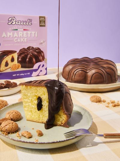 БАУЛИ КЕЙК ПОЛЯТ С МЛЕЧЕН ШОКОЛАД И ПЪЛНЕЖ ОТ КРЕМ АМАРЕТИ 450 ГР